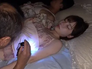Em gái xăm trổ thích sờ lồn trong phòng và la hét